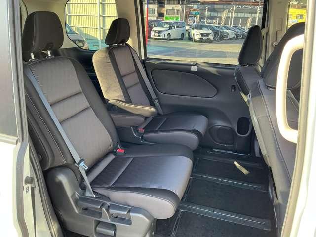 セカンドシートは前後は勿論、横向きにもスライドします。