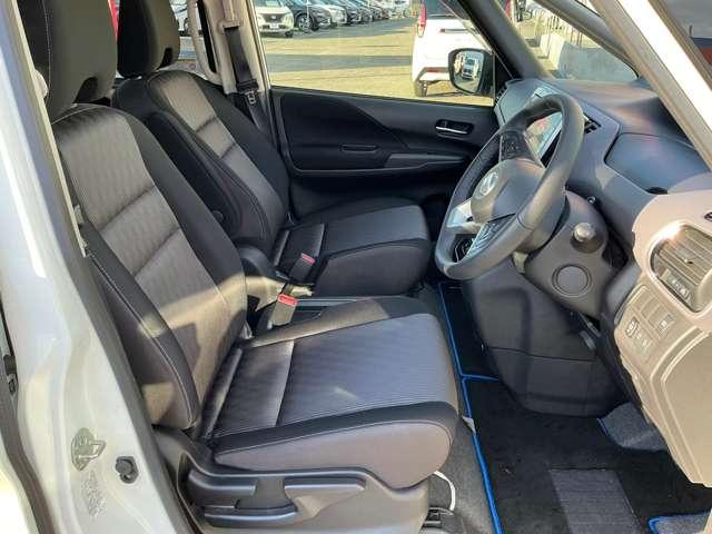 運転席も広々でゆったり気分で運転できます♪