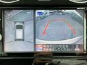 上空から見下ろしているかのような映像をディスプレイに映し出し、スムースな駐車をサポートします。画面は「トップビュー」のほか「サイドブラインドビュー」への切り換えが可能。ますます安心です