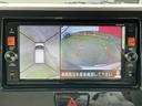 上空から見下ろしているかのような映像をディスプレイに映し出し、スムースな駐車をサポートします。