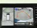 上空から見下ろしているかのような映像をディスプレイに映し出し、スムースな駐車をサポートします。画面は「トップビュー」のほか「サイドブラインドビュー」への切り換えが可能。ますます安心です