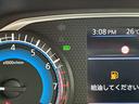 ハイビームアシストは周囲の明るさから対向車や先行車、街灯の有無などをフロントカメラが検知して、自動でハイビーム(上向き)とロービーム(下向き)を切り替える機能です。
