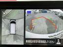 上空から見下ろしているかのような映像をディスプレイに映し出し、スムースな駐車をサポートします。画面は「トップビュー」のほか「サイドブラインドビュー」への切り換えが可能。ますます安心です