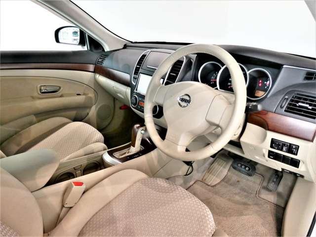ブルーバードシルフィ ２．０　２０Ｍ　ＨＤＤナビ　ワンセグ　Ｂカメラ　１オーナー　ナビＴＶ　ワンセグ　ワンオーナー車　ＨＤＤナビ　インテリジェントキー　パワステ　Ｂカメラ　イモビライザー　ＥＴＣ　オートエアコン　パワーウィンドウ　ＡＢＳ　キーレスキー　助手席エアバッグ（5枚目）