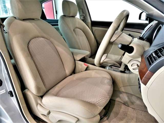 ブルーバードシルフィ ２．０　２０Ｍ　ＨＤＤナビ　ワンセグ　Ｂカメラ　１オーナー　ナビＴＶ　ワンセグ　ワンオーナー車　ＨＤＤナビ　インテリジェントキー　パワステ　Ｂカメラ　イモビライザー　ＥＴＣ　オートエアコン　パワーウィンドウ　ＡＢＳ　キーレスキー　助手席エアバッグ（6枚目）