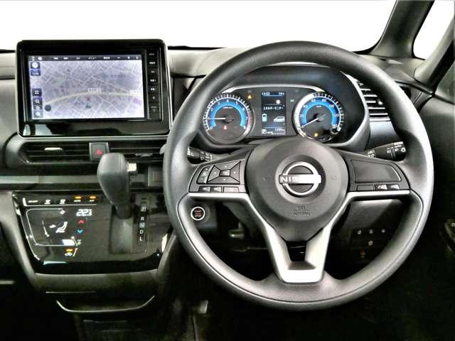 大型モニター式ナビゲーションを見やすい位置に配置して視点の移動を抑えて操作性をアップした運転席周りです♪