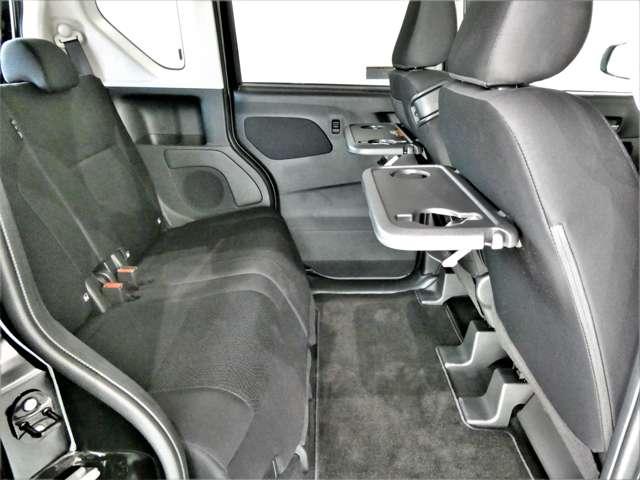 後席は脚を組んで座れるほど、ひざ周りスペースも広く、窮屈さを感じさせません☆