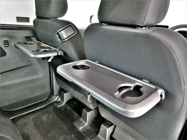 後席用の買い物フック付シートバックテーブルを両側に装備♪