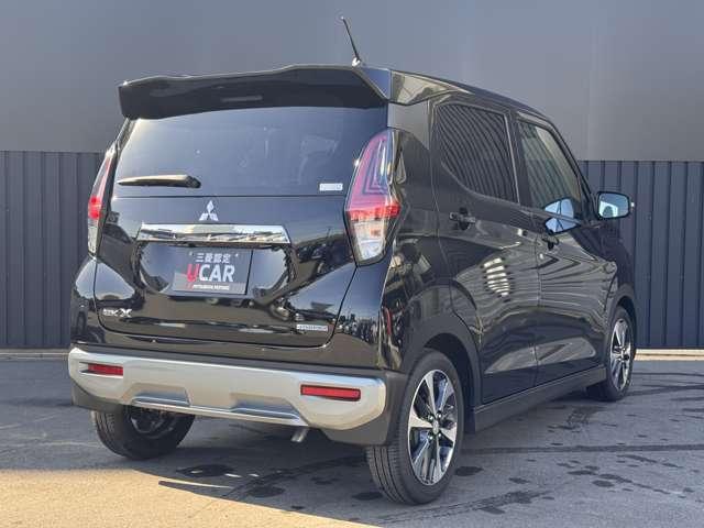 右斜め後ろの画像です。３年間走行無制限の認定ＵＣＡＲプレミアム保証が付いています。またメーカー保証継承も併せて実施致します。詳細はスタッフにお問い合わせください。