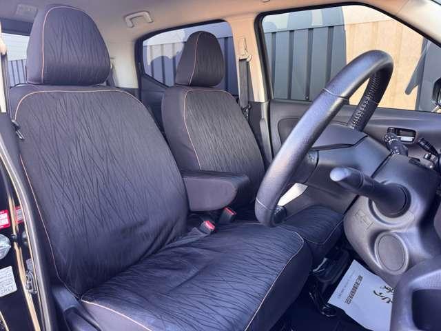 運転席画像です。全席にシートカバーを装着しています。ご不要であれば取り外して納車も可能です。