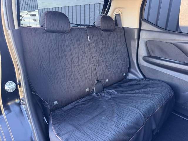 後部座席の画像（右）です。