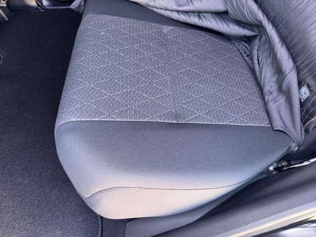 シートカバーの下のシート生地です。ブラックの内装になっています。この座席は後席です。