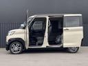 助手席側のドアをオープンした画像です。運転席と助手席ドアは約90度まで開きます。