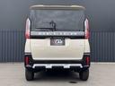 後ろの画像です。このお車は「テールゲートエンブレム」がついています。白い「DELICA」の文字がかっこいいですね。
