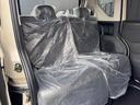 運転席側後部座席の画像です。後部座席にはまだシートのナイロンがかかっています。