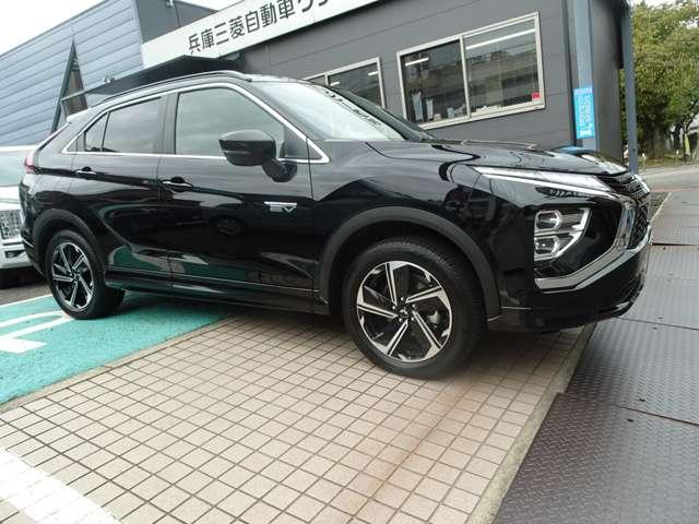 エクリプスクロスＰＨＥＶ Ｐ　パノラマサンルーフ　本革シート　ＭＩ－ＰＩＬＯＴ　スマホ連携ナビ　ＥＴＣ　運転席助手席・後席シートヒーター　マルチアラウンドモニター　純正アルミホイール　ＡＣ１５００Ｗ　後側方車両検知システム（8枚目）