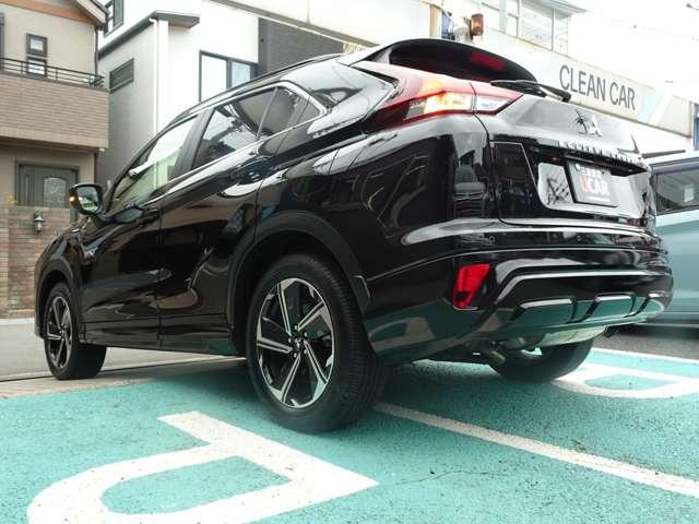 エクリプスクロスＰＨＥＶ Ｐ　パノラマサンルーフ　本革シート　ＭＩ－ＰＩＬＯＴ　スマホ連携ナビ　ＥＴＣ　運転席助手席・後席シートヒーター　マルチアラウンドモニター　純正アルミホイール　ＡＣ１５００Ｗ　後側方車両検知システム（11枚目）