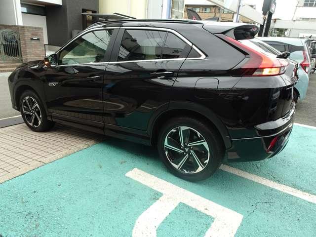 エクリプスクロスＰＨＥＶ Ｐ　パノラマサンルーフ　本革シート　ＭＩ－ＰＩＬＯＴ　スマホ連携ナビ　ＥＴＣ　運転席助手席・後席シートヒーター　マルチアラウンドモニター　純正アルミホイール　ＡＣ１５００Ｗ　後側方車両検知システム（12枚目）