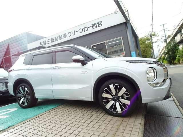 アウトランダーＰＨＥＶ Ｐエグゼクティブパッケージ　電動パノラマサンルーフ　前後ドラレコ　ＥＴＣ　１２．３インチナビディスプレイ　マルチアラウンドモニター　ＹＡＭＡＨＡサウンドシステム　セミアニリンレザーシート　ＡＣ１５００Ｗ　電動テールゲート（8枚目）
