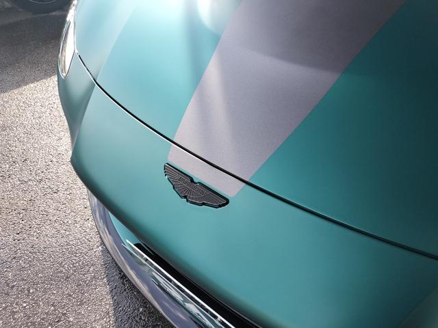 ヴァンテージ ベースグレード　Ｆ１　Ｅｄｉｔｉｏｎ／サテンカラー／２１ＡＷ／ライムキャリパー／レザー＆アルカンタラステアリング／シートヒーター／カーボンルーフ／カーボンミラー／ＢＳＭ／レーダー探知機／社外ドラレコ前後／ワンオーナー（4枚目）