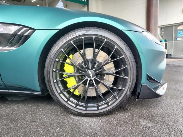 ヴァンテージ ベースグレード　Ｆ１　Ｅｄｉｔｉｏｎ／サテンカラー／２１ＡＷ／ライムキャリパー／レザー＆アルカンタラステアリング／シートヒーター／カーボンルーフ／カーボンミラー／ＢＳＭ／レーダー探知機／社外ドラレコ前後／ワンオーナー（6枚目）