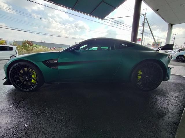 ヴァンテージ ベースグレード　Ｆ１　Ｅｄｉｔｉｏｎ／サテンカラー／２１ＡＷ／ライムキャリパー／レザー＆アルカンタラステアリング／シートヒーター／カーボンルーフ／カーボンミラー／ＢＳＭ／レーダー探知機／社外ドラレコ前後／ワンオーナー（10枚目）