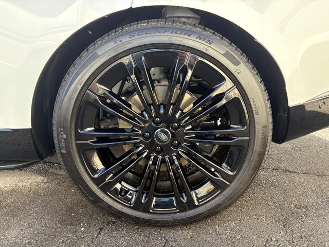 レンジローバー SE D350 スタンダードホイールベース MY2025/350PS/23インチAW/シャドーエクステリアP/パノラミックSR/ブラックルーフ/デジタルインナーミラー/シートヒータ/ステアリングヒータ/メリディアンサウンド/純正ドラレコ前後(2枚目)