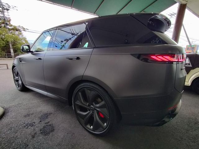 レンジローバースポーツ サテンエディション　３５台限定車／サテンプロテクティブフィルム／パノラマＳＲ／ブラックエクステリアＰ／２３インチカーボンＡＷ／ストーマーハンドリングＰ／ＭＥＲＩＤＩＡＮシグネチャーサウンド／急速クーラーボックス／ワンオナ（9枚目）