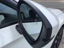 走行中斜め後ろにほかの車を検知すると、その方向のドアミラー鏡面上にマークを表示しお知らせいたします。危険をいち早く知ることが出来ます。