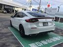リアは【プライバシーガラス】となっております。プライバシーの確保と見た目の良さはもちろんの事、太陽光を防ぐのでエアコンの効きも良くなります。エアコンの効きが良くなるので、燃費の向上にもつながります。