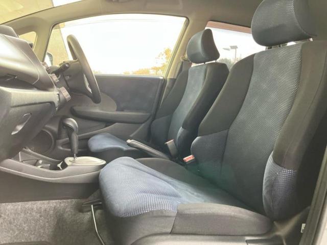 フィット １３Ｇ　新品タイヤ／純正　ＳＤナビ／ＥＴＣ／ＥＢＤ付ＡＢＳ／バックモニター／フルセグＴＶ／ＤＶＤ／パワーウインドウ／キーレスエントリー／パワーステアリング／盗難防止システム／マニュアルエアコン　バックカメラ（6枚目）