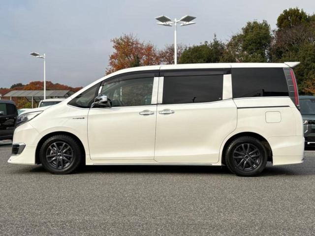 エスクァイア ハイブリッドＸｉ　新品タイヤ／社外エアロ／保証書／社外　１１インチ　ＳＤナビ／フリップダウンモニター　社外　１２．８インチ／トヨタセーフティセンス／両側電動スライドドア／シートヒーター／ヘッドランプ　ＬＥＤ　ＥＴＣ（2枚目）