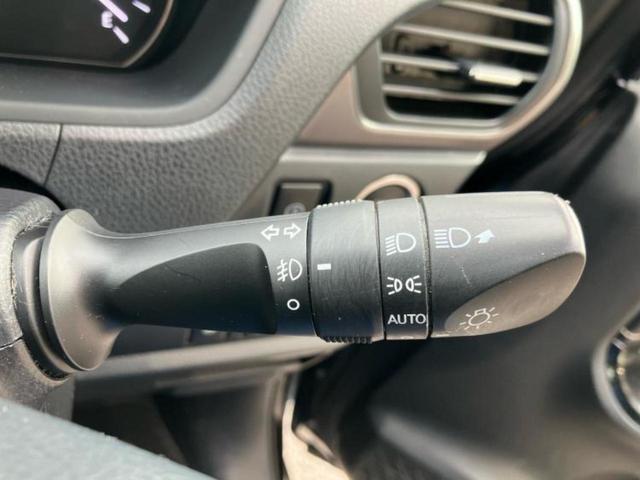 エスクァイア Ｇｉプレミアムパッケージブラックテーラード　新品タイヤ／保証書／純正　９インチ　ＳＤナビ／フリップダウンモニター　純正　１２．８インチ／衝突安全装置／両側電動スライドドア／シートヒーター　前席／車線逸脱防止支援システム／シート　ハーフレザー（17枚目）