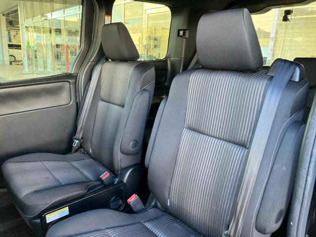 ヴォクシー ＺＳキラメキ２　保証書／社外　１１インチ　ＳＤナビ／フリップダウンモニター　社外　１２．８インチ／トヨタセーフティセンス／両側電動スライドドア／車線逸脱防止支援システム／ヘッドランプ　ＬＥＤ　衝突被害軽減システム（8枚目）