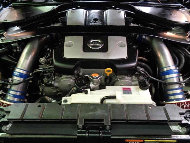 フェアレディＺ バージョンＳ　ＶＱ３７ＶＨＲ型ＶＶＥＬエンジン３３６ＰＳ６ＭＴサクラムステンマフラーＨＫＳエアクリＴＥＩＮ車高調ＲＡＹＳ１９アルミシンクロＲＥＶコンカーボンエアロレカロシートＭＯＭＯステアＨＩＤライトスマートキー（40枚目）