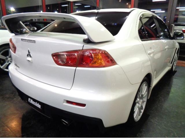 ランサー ＧＳＲエボリューションＸ　ホワイトパールカラー純正エアロ４Ｂ１１型ＮＩＶＥＣターボエンジン５ＭＴミッション４ＷＤ専用２本出しマフラーＡＷＣコントロールブレンボキャリパーレカロシートＥＮＫＥＩ１８アルミＨＩＤライトＦＯＧライト（3枚目）