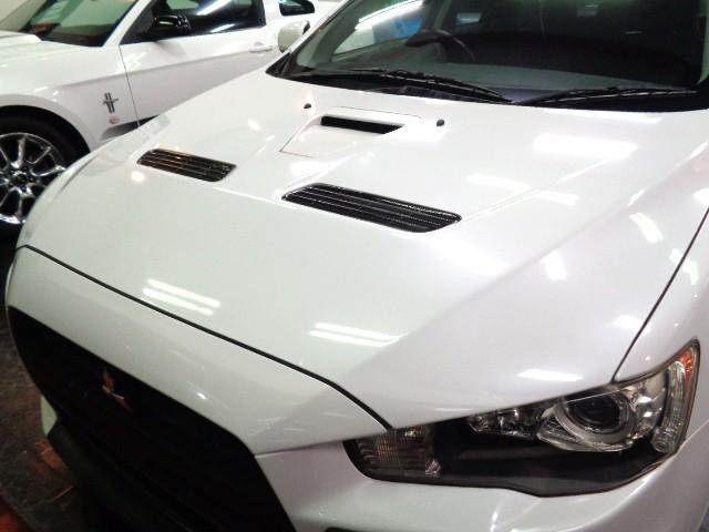 ランサー ＧＳＲエボリューションＸ　ホワイトパールカラー純正エアロ４Ｂ１１型ＮＩＶＥＣターボエンジン５ＭＴミッション４ＷＤ専用２本出しマフラーＡＷＣコントロールブレンボキャリパーレカロシートＥＮＫＥＩ１８アルミＨＩＤライトＦＯＧライト（5枚目）