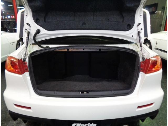 ランサー ＧＳＲエボリューションＸ　ホワイトパールカラー純正エアロ４Ｂ１１型ＮＩＶＥＣターボエンジン５ＭＴミッション４ＷＤ専用２本出しマフラーＡＷＣコントロールブレンボキャリパーレカロシートＥＮＫＥＩ１８アルミＨＩＤライトＦＯＧライト（37枚目）