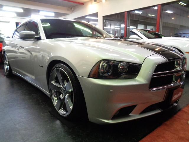 ダッジ・チャージャー R/T 5.7V8HEMIエンジンAWD黒革シートGIBSONマフラーローダウンサスメッキ20インチAWブラックラインディスプレイオーディオパワーシートシートヒーターバックカメラステアヒーターHIDライト(2枚目)