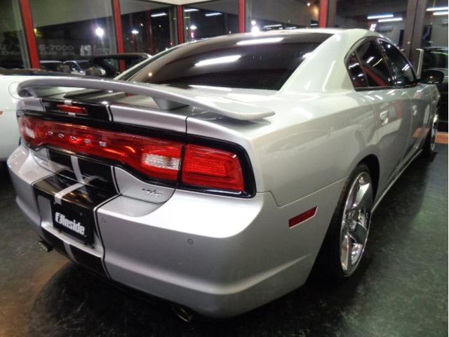 ダッジ・チャージャー R/T 5.7V8HEMIエンジンAWD黒革シートGIBSONマフラーローダウンサスメッキ20インチAWブラックラインディスプレイオーディオパワーシートシートヒーターバックカメラステアヒーターHIDライト(3枚目)