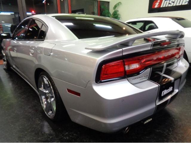 ダッジ・チャージャー R/T 5.7V8HEMIエンジンAWD黒革シートGIBSONマフラーローダウンサスメッキ20インチAWブラックラインディスプレイオーディオパワーシートシートヒーターバックカメラステアヒーターHIDライト(4枚目)