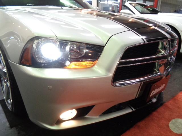 ダッジ・チャージャー R/T 5.7V8HEMIエンジンAWD黒革シートGIBSONマフラーローダウンサスメッキ20インチAWブラックラインディスプレイオーディオパワーシートシートヒーターバックカメラステアヒーターHIDライト(6枚目)