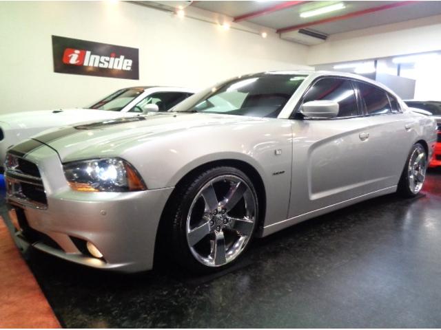 ダッジ・チャージャー R/T 5.7V8HEMIエンジンAWD黒革シートGIBSONマフラーローダウンサスメッキ20インチAWブラックラインディスプレイオーディオパワーシートシートヒーターバックカメラステアヒーターHIDライト(7枚目)