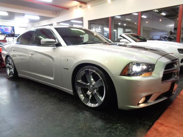 ダッジ・チャージャー R/T 5.7V8HEMIエンジンAWD黒革シートGIBSONマフラーローダウンサスメッキ20インチAWブラックラインディスプレイオーディオパワーシートシートヒーターバックカメラステアヒーターHIDライト(8枚目)