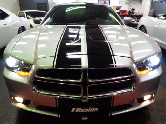 ダッジ・チャージャー R/T 5.7V8HEMIエンジンAWD黒革シートGIBSONマフラーローダウンサスメッキ20インチAWブラックラインディスプレイオーディオパワーシートシートヒーターバックカメラステアヒーターHIDライト(9枚目)