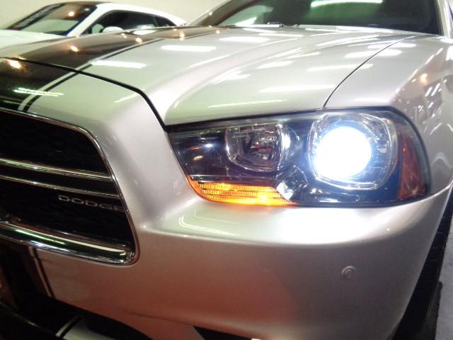 ダッジ・チャージャー R/T 5.7V8HEMIエンジンAWD黒革シートGIBSONマフラーローダウンサスメッキ20インチAWブラックラインディスプレイオーディオパワーシートシートヒーターバックカメラステアヒーターHIDライト(10枚目)