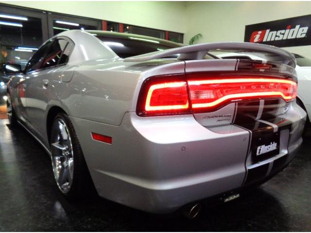 ダッジ・チャージャー R/T 5.7V8HEMIエンジンAWD黒革シートGIBSONマフラーローダウンサスメッキ20インチAWブラックラインディスプレイオーディオパワーシートシートヒーターバックカメラステアヒーターHIDライト(12枚目)