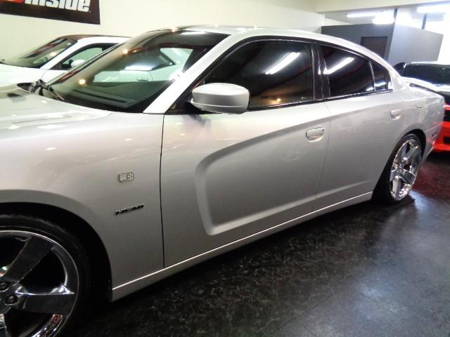 ダッジ・チャージャー R/T 5.7V8HEMIエンジンAWD黒革シートGIBSONマフラーローダウンサスメッキ20インチAWブラックラインディスプレイオーディオパワーシートシートヒーターバックカメラステアヒーターHIDライト(22枚目)