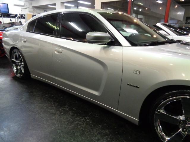 ダッジ・チャージャー R/T 5.7V8HEMIエンジンAWD黒革シートGIBSONマフラーローダウンサスメッキ20インチAWブラックラインディスプレイオーディオパワーシートシートヒーターバックカメラステアヒーターHIDライト(23枚目)