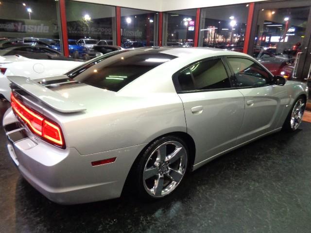 ダッジ・チャージャー R/T 5.7V8HEMIエンジンAWD黒革シートGIBSONマフラーローダウンサスメッキ20インチAWブラックラインディスプレイオーディオパワーシートシートヒーターバックカメラステアヒーターHIDライト(24枚目)